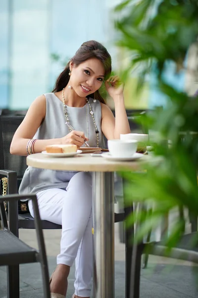 Geschäftsfrau sitzt im Café und isst zu Mittag — Stockfoto