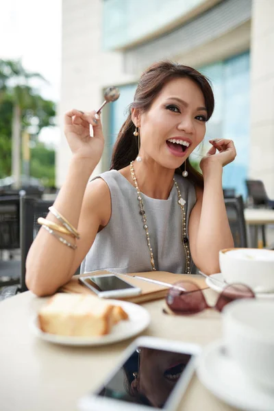 Mujer de negocios sentada en la cafetería y almorzando — Foto de Stock