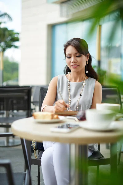 Geschäftsfrau sitzt im Café und isst zu Mittag — Stockfoto