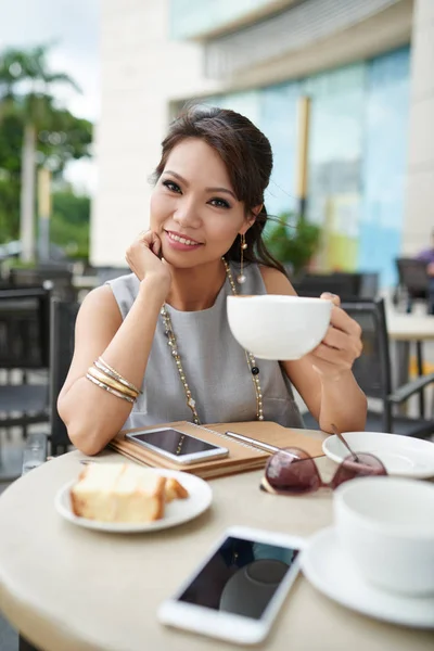 Mulheres de negócios sentadas no café e almoçando — Fotografia de Stock