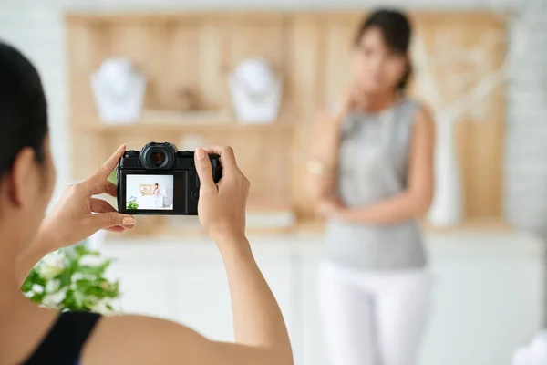 Fotógrafo tomando fotos de mujer —  Fotos de Stock