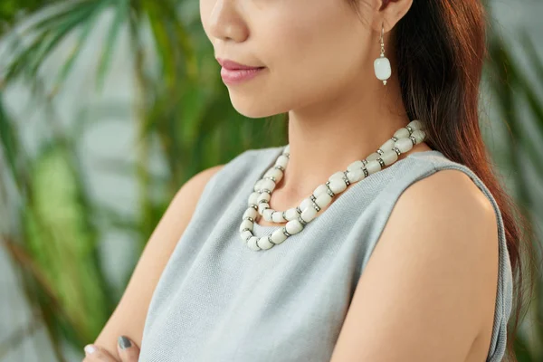 Mujer con accesorios caseros en el cuello —  Fotos de Stock