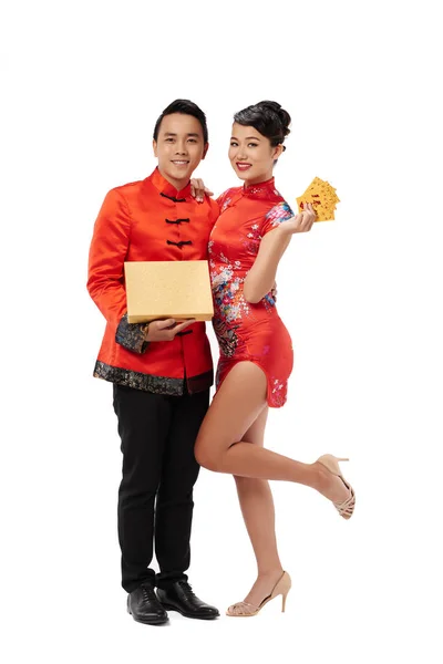 Uomo e donna in costumi tradizionali cinesi — Foto Stock