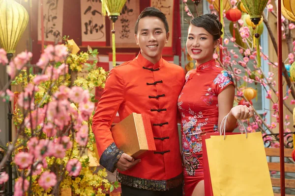 Homem e mulher em trajes chineses tradicionais — Fotografia de Stock