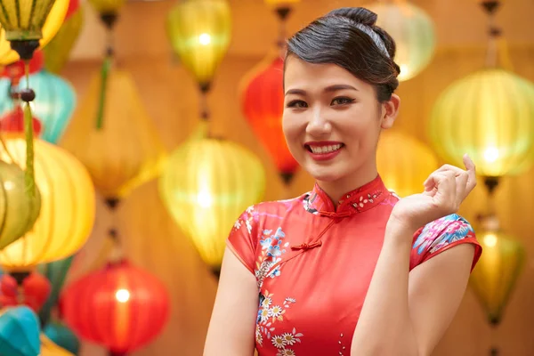 Vrouw in traditionele chinese kostuum — Stockfoto