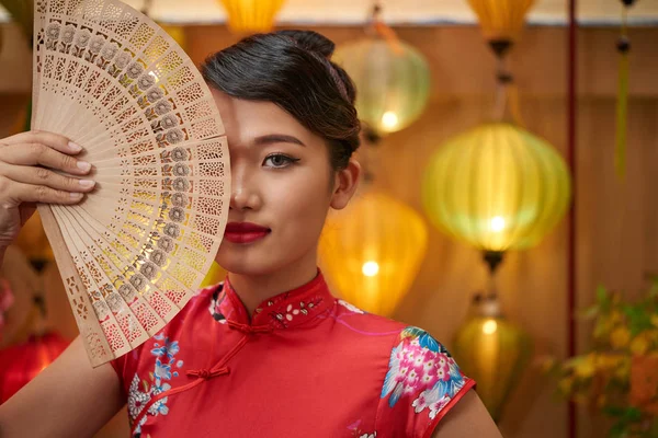 Femme en costume traditionnel chinois — Photo