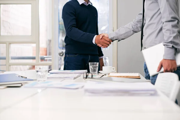 Men shaking hands — Stock Photo, Image