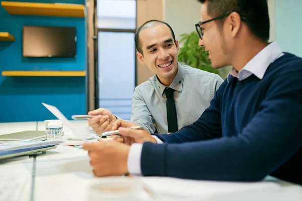 Män talar i office — Stockfoto