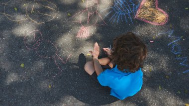 Tebeşir ile çocuk çizim resimleri