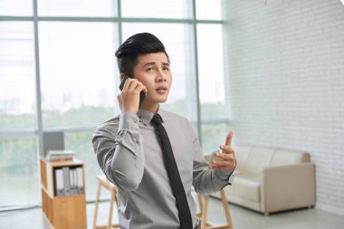 işadamı tartışırken proje smartphone üzerinde