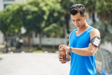 Sportif yakışıklı izci seyir