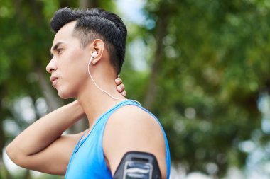 Elini ağrıyan boyun üzerinde tutarak atlet