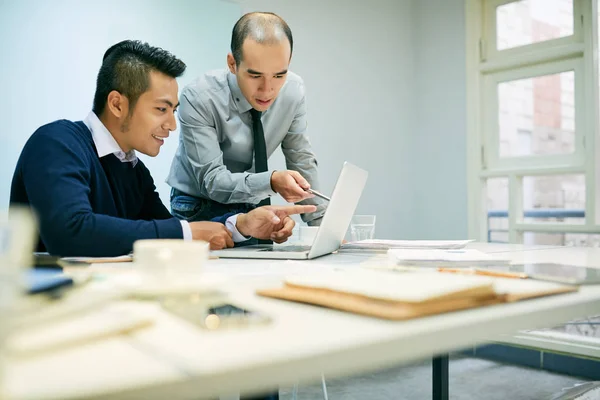 Män använder laptop i office — Stockfoto