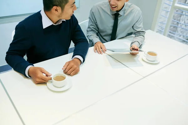 Hommes avec papiers et café — Photo