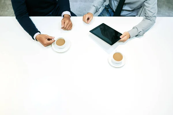 Mesa de oficina y hombres sentados — Foto de Stock