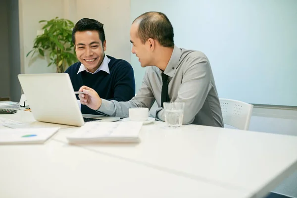 Two men sitting at table — Stock Photo, Image