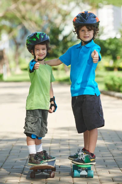 Meninos com polegares para cima — Fotografia de Stock