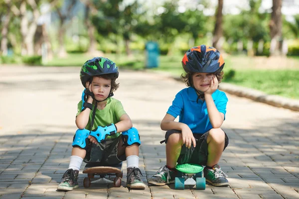 Brothers leaning on elbow — Stock Photo, Image