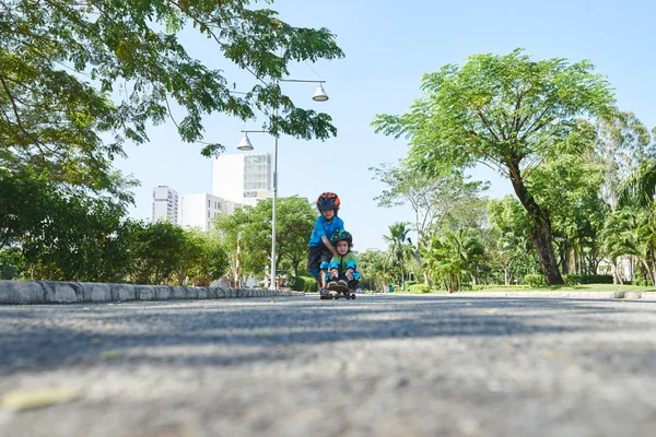 Little brothers Rider skateboard — Stockfoto