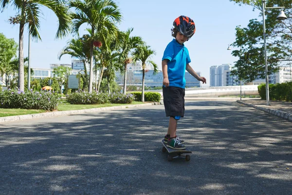 Pojke ridning skateboard — Stockfoto