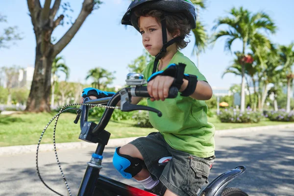 護身用ヘルメットの少年 — ストック写真