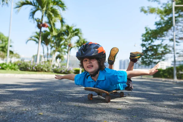 Petit garçon sur skateboard — Photo