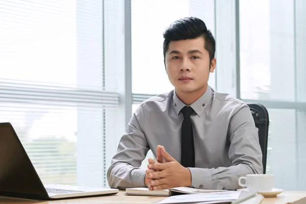 Affärsman som sitter vid office bord — Stockfoto