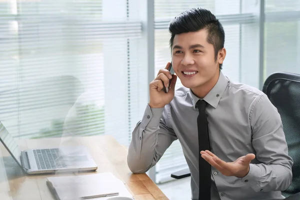 Empresario hablando en el teléfono inteligente — Foto de Stock