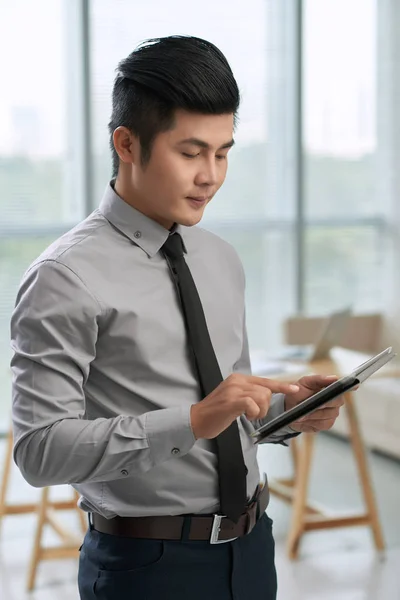 Бизнесмен с помощью цифрового планшета — стоковое фото