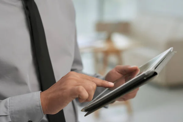 Male hands using digital tablet — Stock Photo, Image