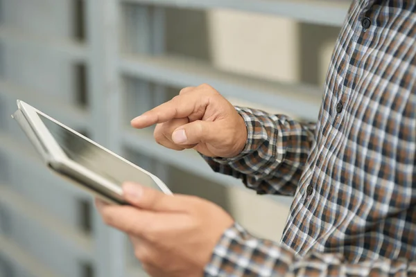 Manos masculinas con tableta digital — Foto de Stock