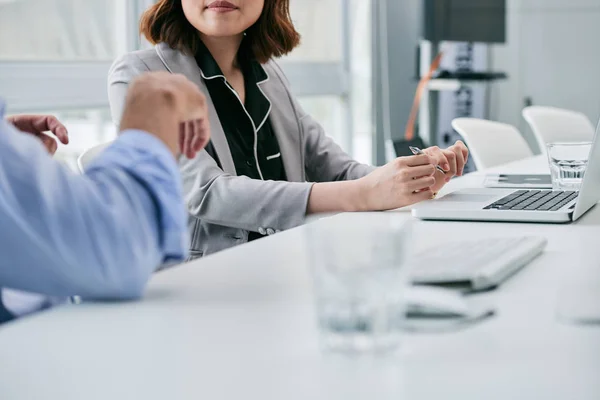 Managerin sitzt am Tisch — Stockfoto