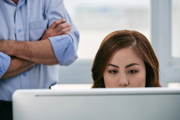 Travailleur asiatique regardant l'écran d'ordinateur — Photo