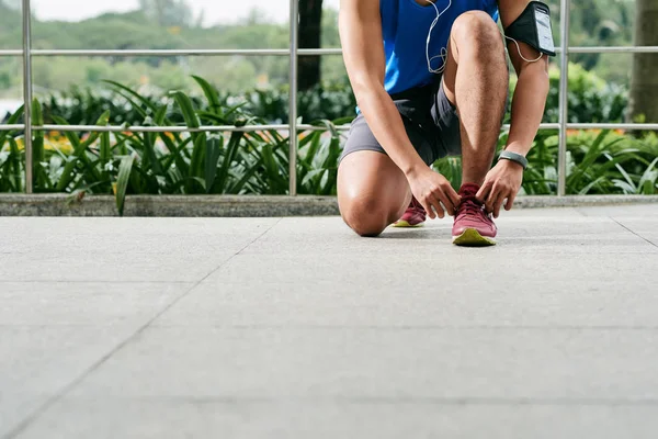 Young man tying shoelaces — Stock Photo, Image