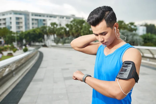 Hombre comprobar los resultados después de ejecutar — Foto de Stock