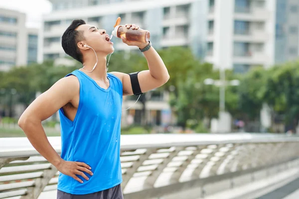 Drinkwater van de mens na de marathon — Stockfoto