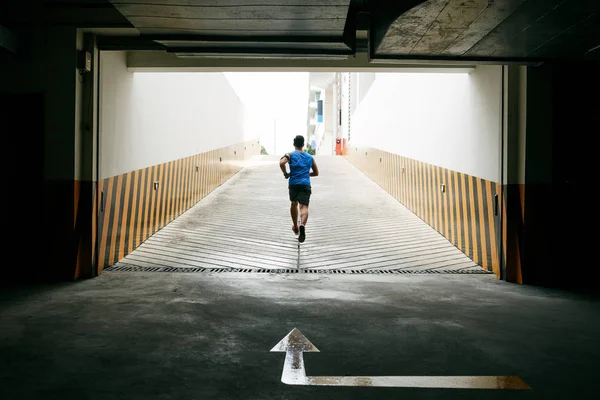 Sportman running out of parkeren — Stockfoto