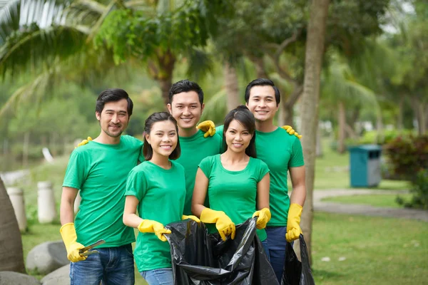 Grupo de amigos coletando lixo — Fotografia de Stock