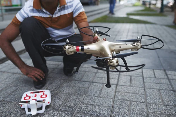Homem segurando drone com quatro rotores Imagens De Bancos De Imagens