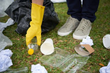 Çimenlerin üzerinde plastik atık