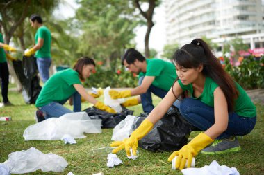 kadın toplama çöp kutusu  