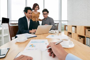 Şef çalışanı ile toplantısı