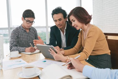 finansal verileri analiz ekibi