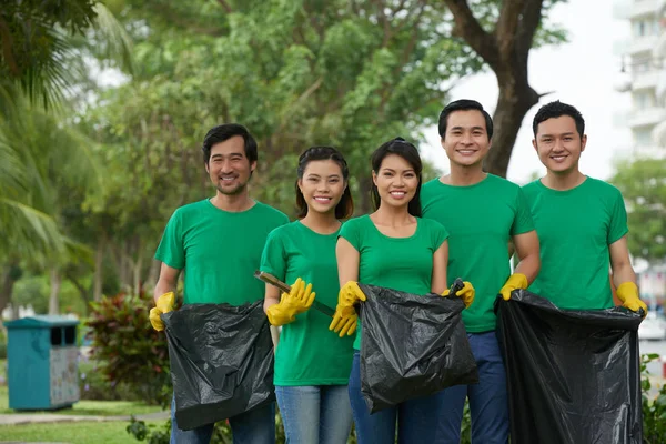 Groep van ecologische vrijwilligers — Stockfoto