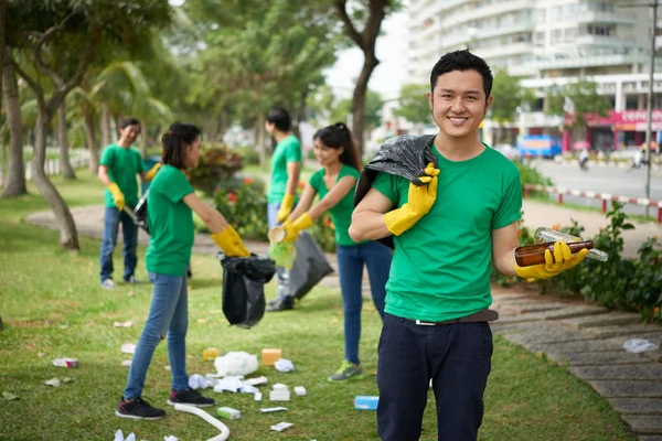 Voluntário vietnamita segurando garrafas de vidro — Fotografia de Stock