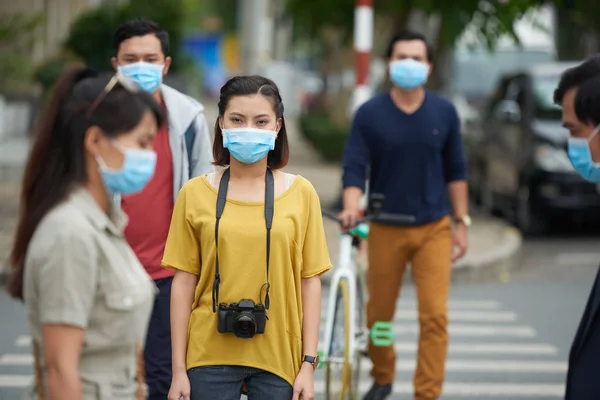 Menschen mit Schutzmasken — Stockfoto