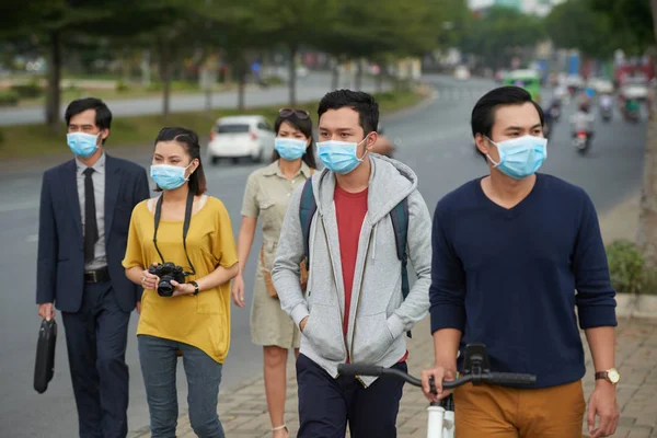 Aziatische mensen in de medische maskers — Stockfoto