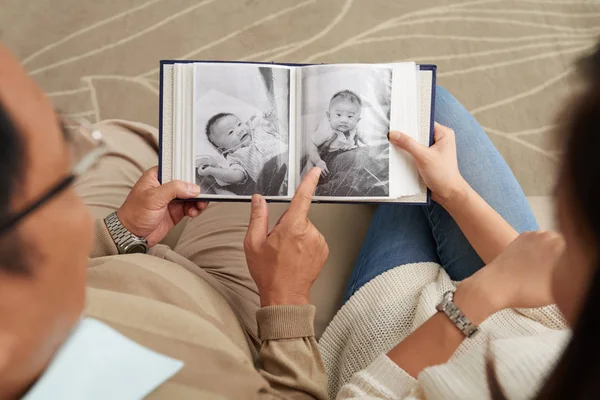 Baba ve kızı photobook leafing — Stok fotoğraf