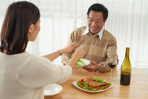 Uomo e figlia seduti a tavola — Foto Stock