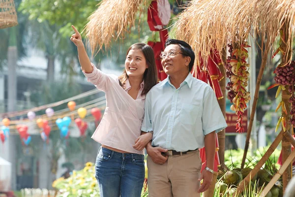 Mujer y papá caminando afuera —  Fotos de Stock